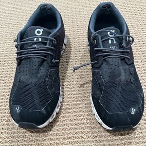 On Running Women’s Black/White Cloud 6 Sneaker. Size 7.5
